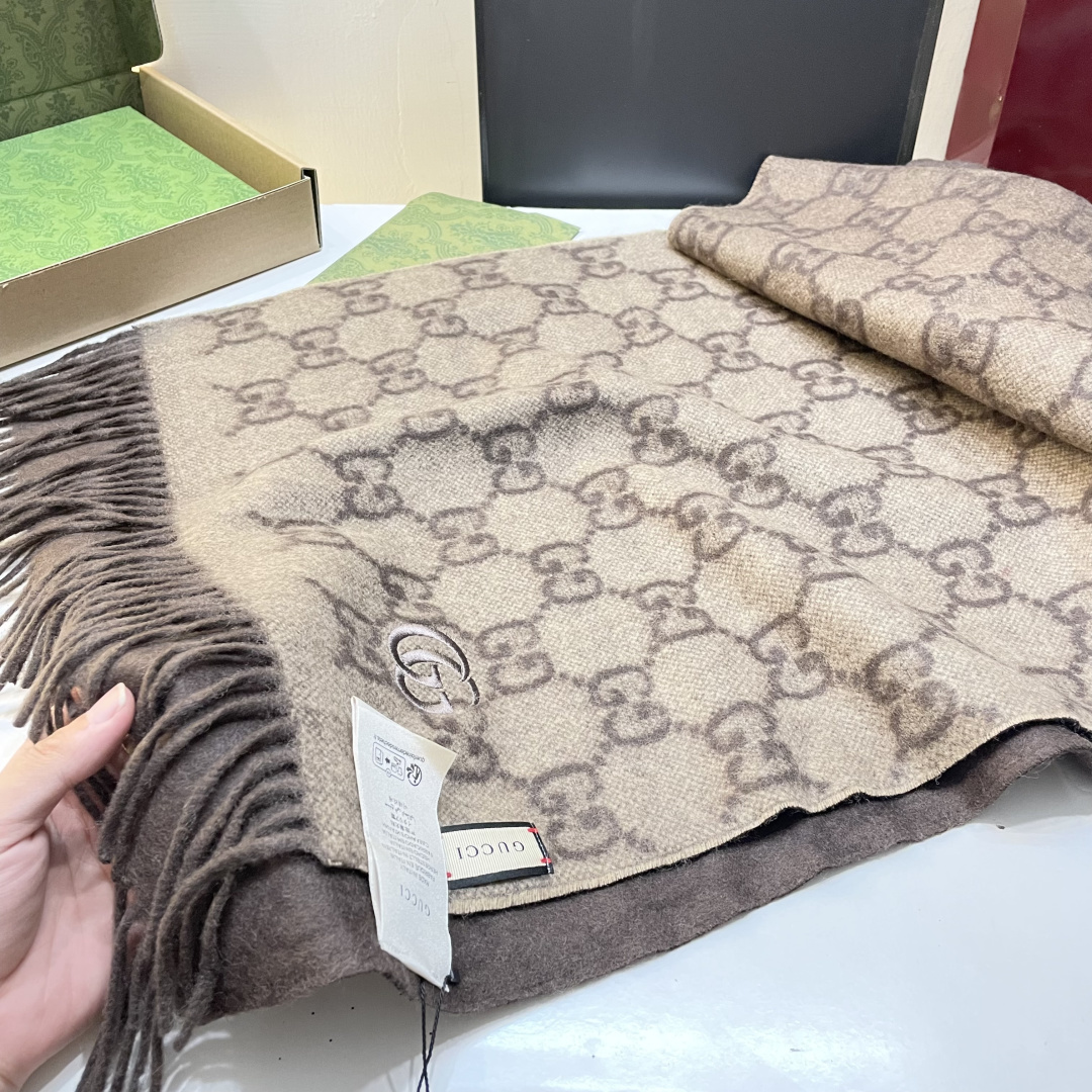 代购级别！最新双面渐变两用围巾，GG标识作为Gucci颇具代表性的传统精髓，始终与系列密不可分，以饱含新