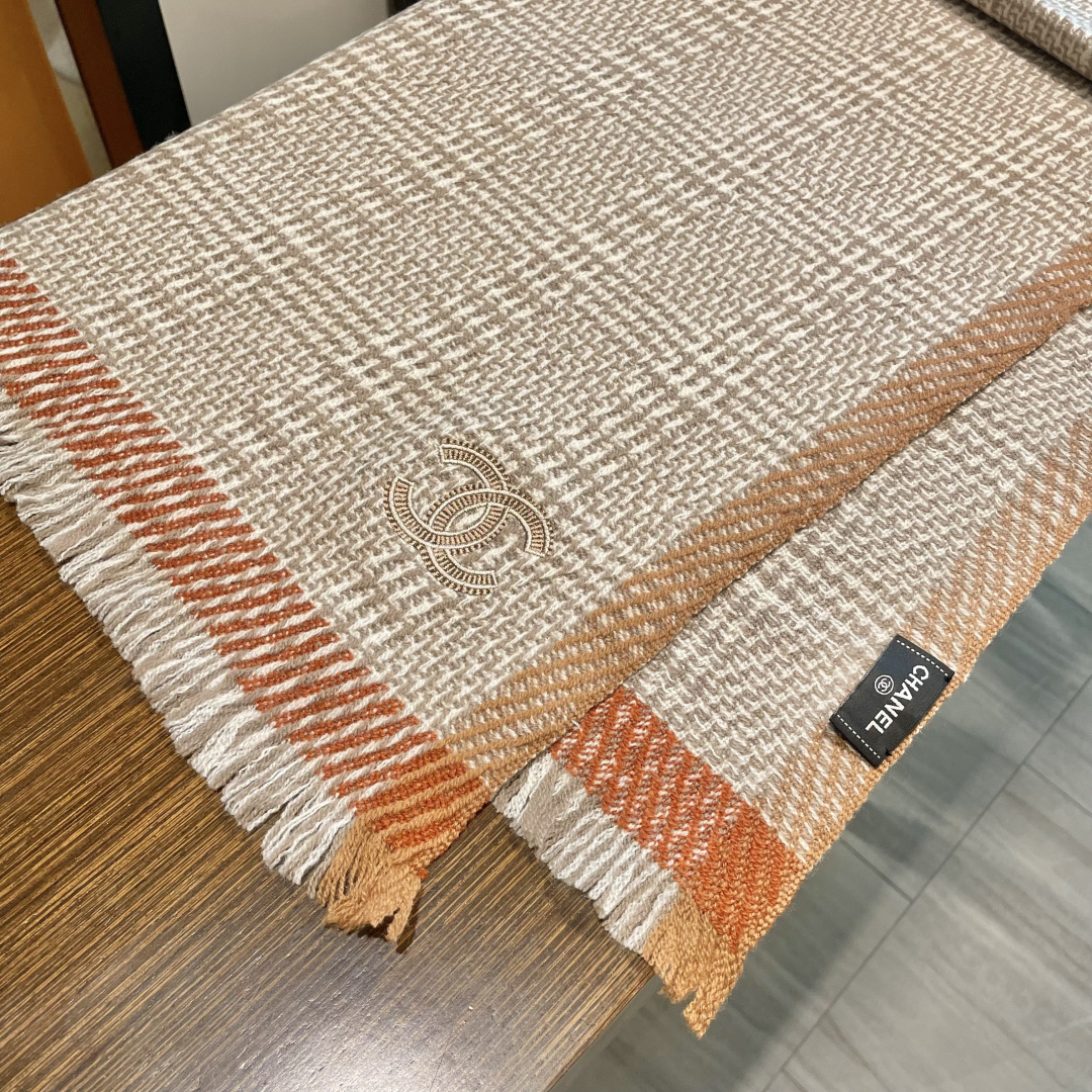 新款 搭配利器🆕🆕 香奈儿系列货 专供viP 产品 ♥顶级苏格兰进口绵羊毛 纹路织法使围巾赋有弹性且柔软