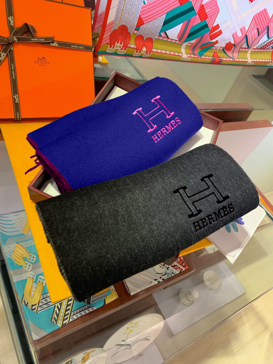 Hermes最新男女士双色纯羊绒围巾👍我们的情侣围巾且买且珍惜~~男款真的很少，一年也就出几款，都是出口