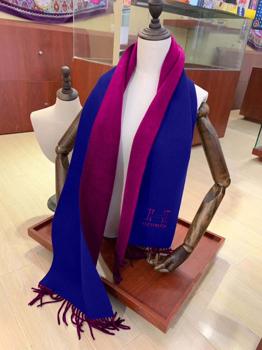 Hermes最新男女士双色纯羊绒围巾👍我们的情侣围巾且买且珍惜~~男款真的很少，一年也就出几款，都是出口