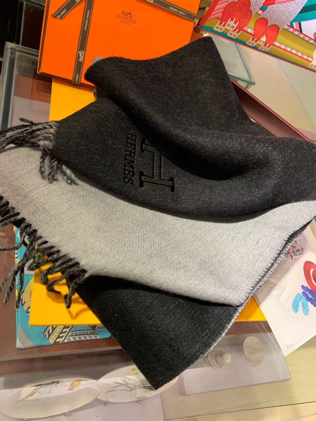 Hermes最新男女士双色纯羊绒围巾👍我们的情侣围巾且买且珍惜~~男款真的很少，一年也就出几款，都是出口