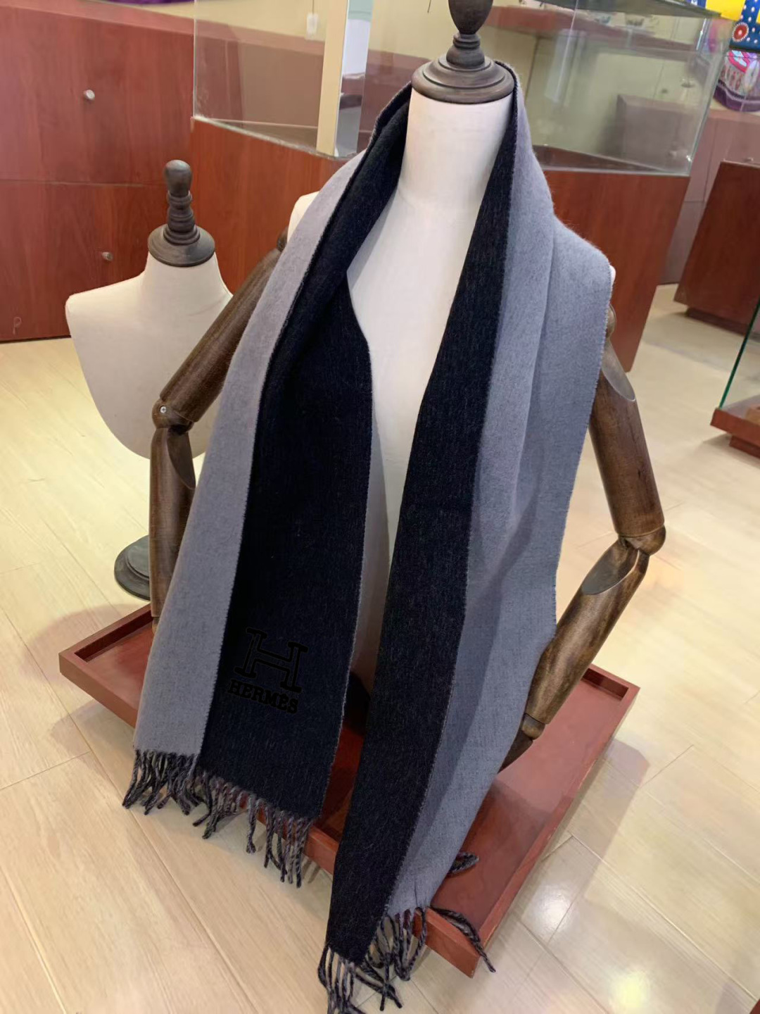 Hermes最新男女士双色纯羊绒围巾👍我们的情侣围巾且买且珍惜~~男款真的很少，一年也就出几款，都是出口