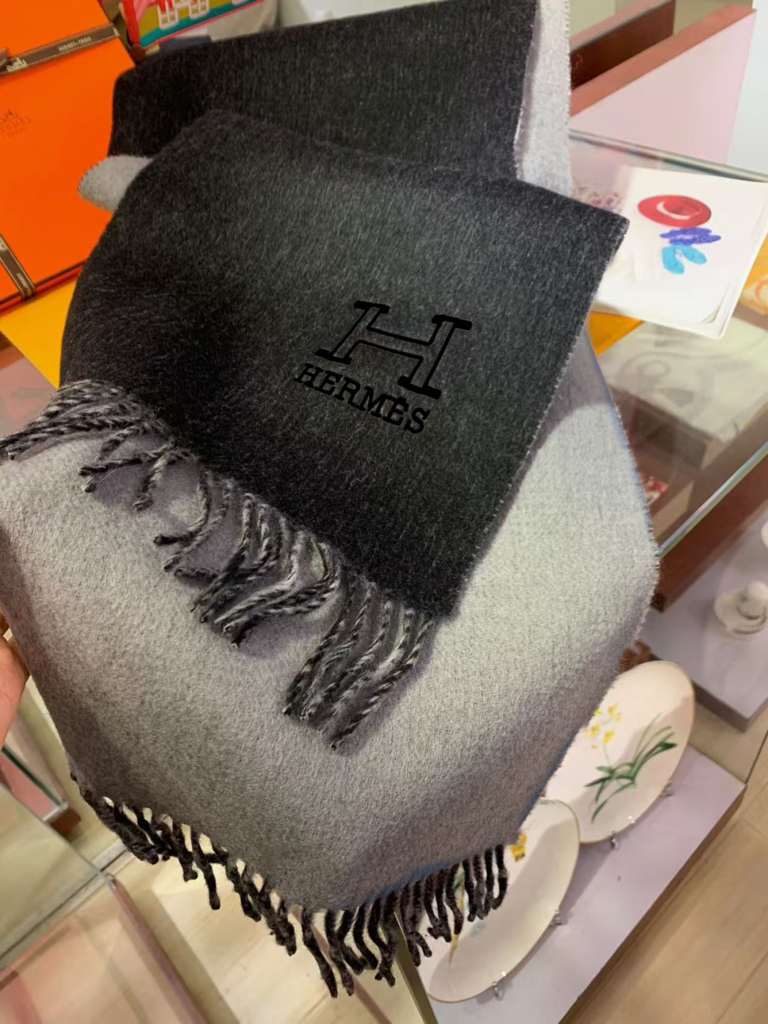 Hermes最新男女士双色纯羊绒围巾👍我们的情侣围巾且买且珍惜~~男款真的很少，一年也就出几款，都是出口