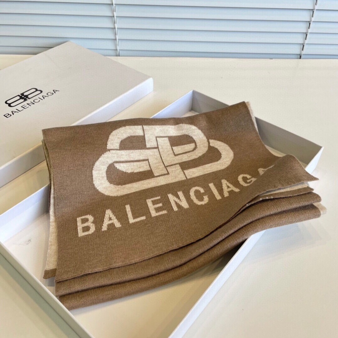 巴黎世家”，它永远是时尚、年轻的代名词，黑白的完美搭配，潮流达人必备！100％羊绒！別致Logo提花！手