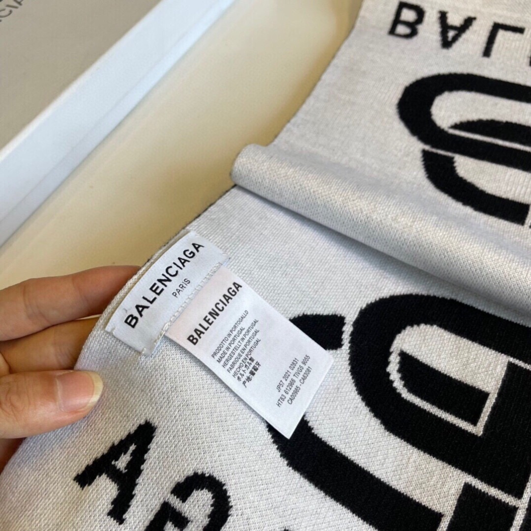 巴黎世家”，它永远是时尚、年轻的代名词，黑白的完美搭配，潮流达人必备！100％羊绒！別致Logo提花！手