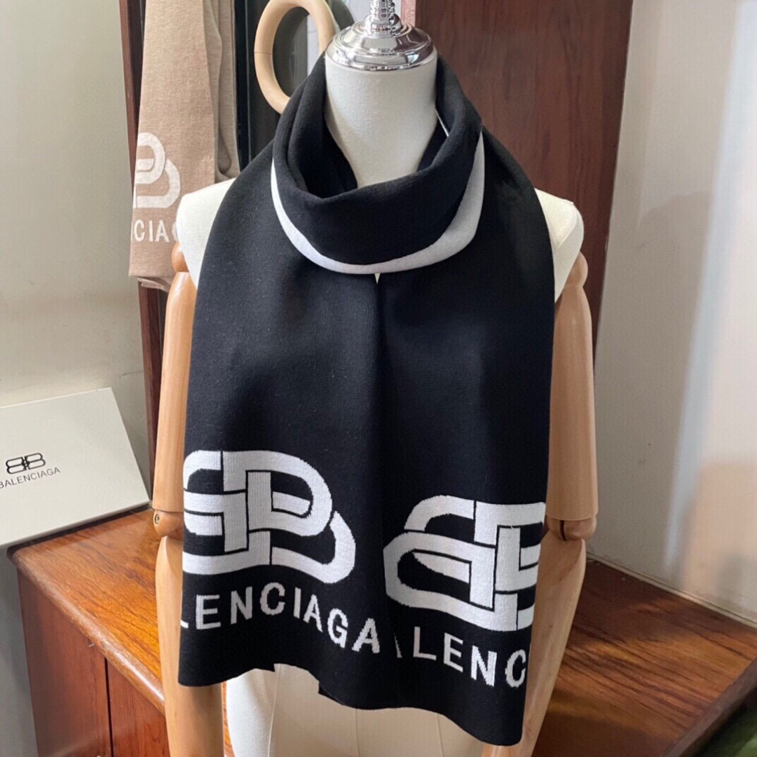 巴黎世家”，它永远是时尚、年轻的代名词，黑白的完美搭配，潮流达人必备！100％羊绒！別致Logo提花！手