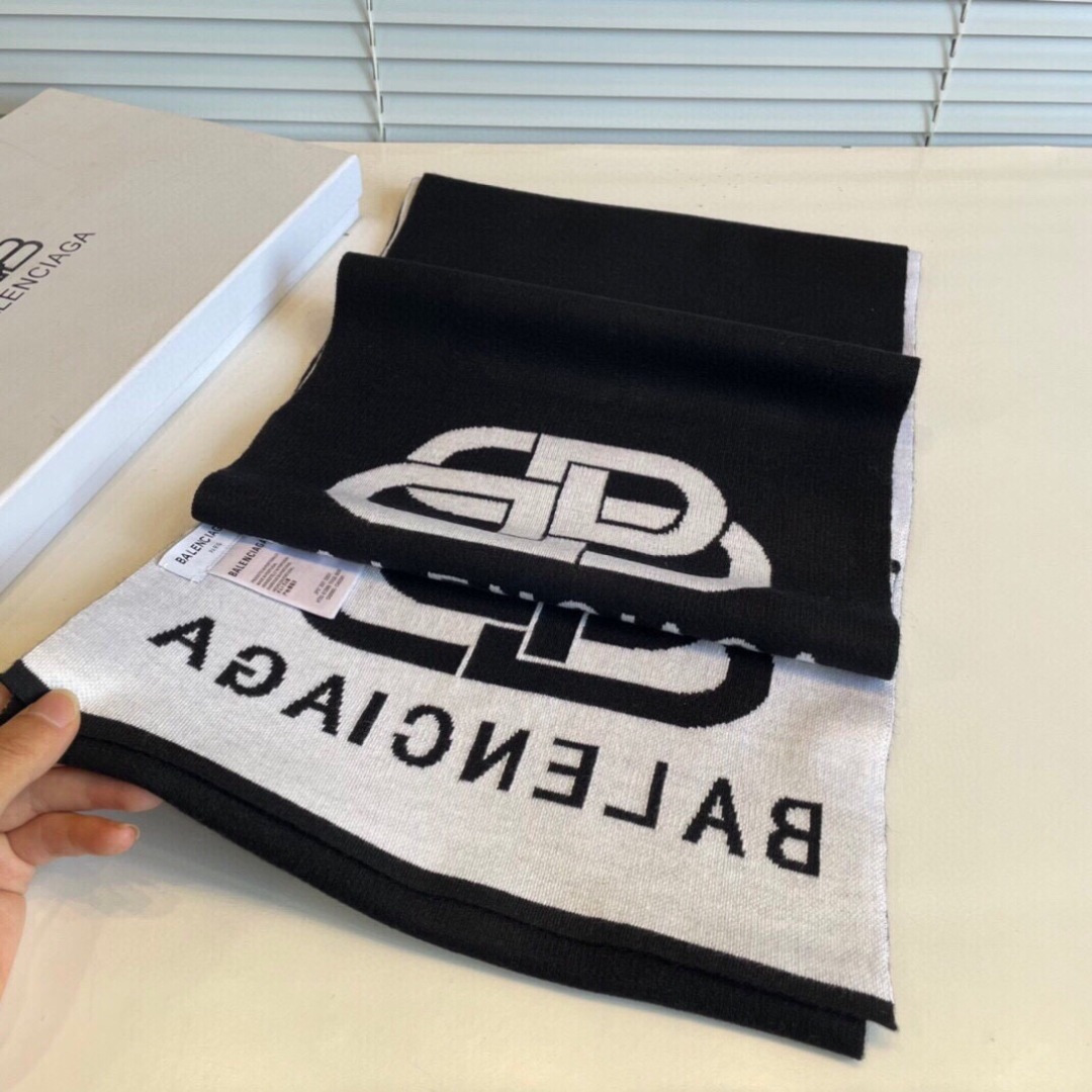 巴黎世家”，它永远是时尚、年轻的代名词，黑白的完美搭配，潮流达人必备！100％羊绒！別致Logo提花！手