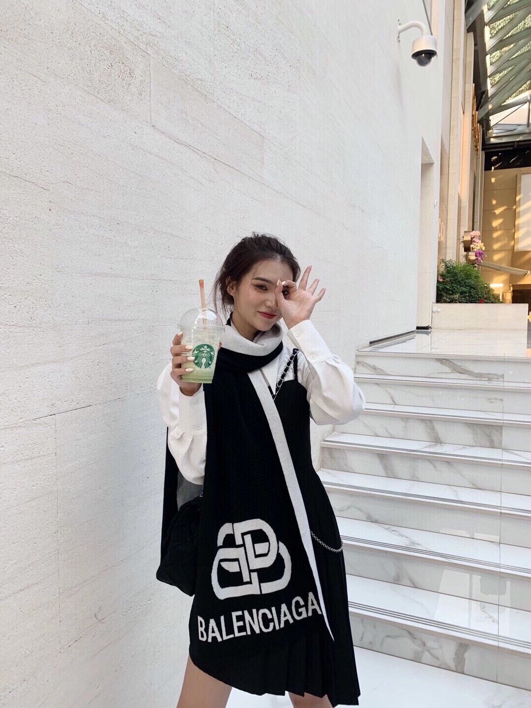 巴黎世家”，它永远是时尚、年轻的代名词，黑白的完美搭配，潮流达人必备！100％羊绒！別致Logo提花！手