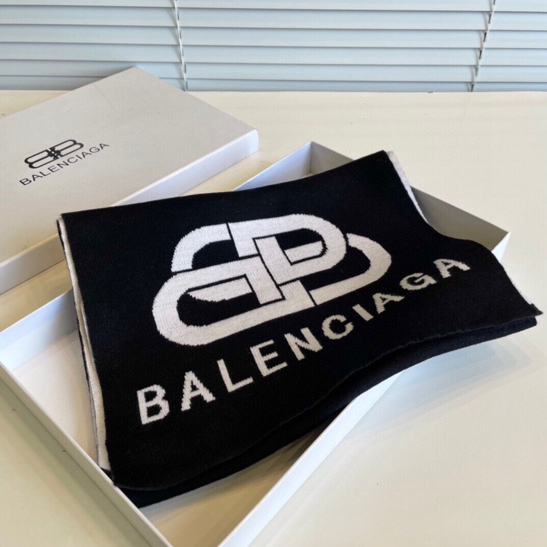 巴黎世家”，它永远是时尚、年轻的代名词，黑白的完美搭配，潮流达人必备！100％羊绒！別致Logo提花！手