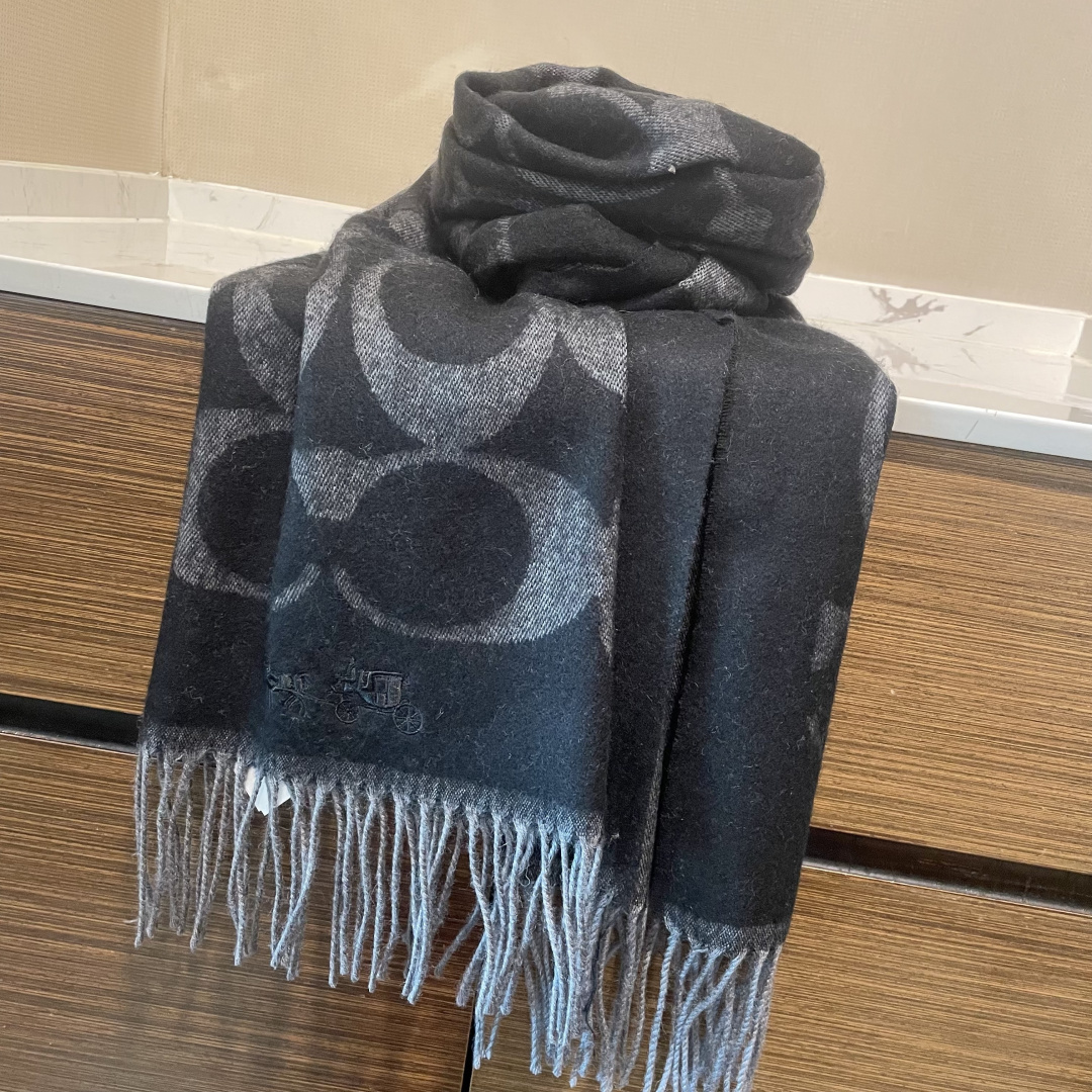 高版本✨【经典款】COACH经典 蔻驰披肩也太好看了吧！不仅有颜值还有品质，羊绒，手感超级软糯和舒服，尺