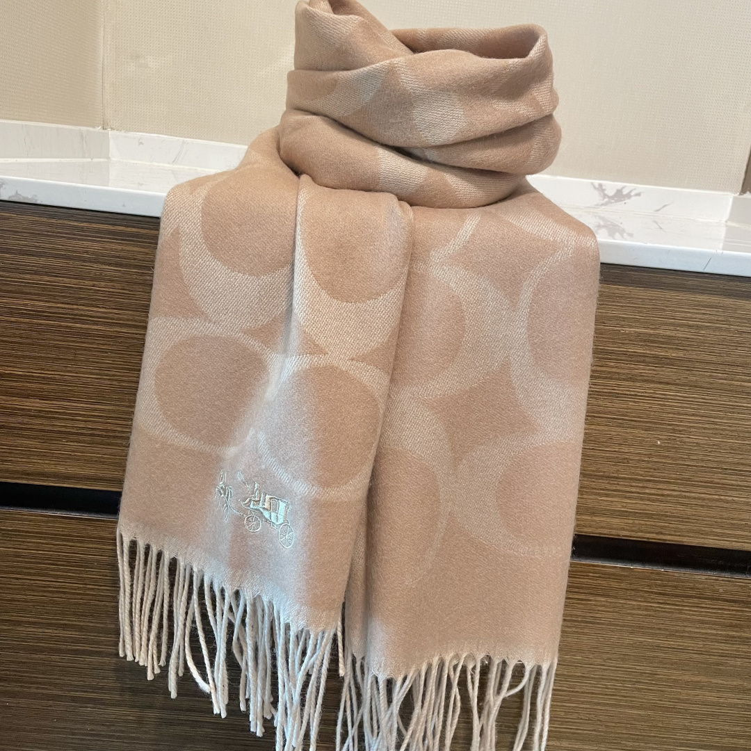 高版本✨【经典款】COACH经典 蔻驰披肩也太好看了吧！不仅有颜值还有品质，羊绒，手感超级软糯和舒服，尺