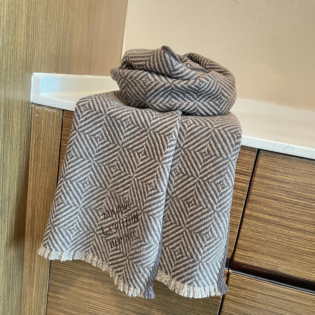 爆款上👍👍 LV独家牛货🐂 高端品质棋盘格编织工艺围巾‼️这种精品是市场上及其少见的，棋盘格元素针织毛线