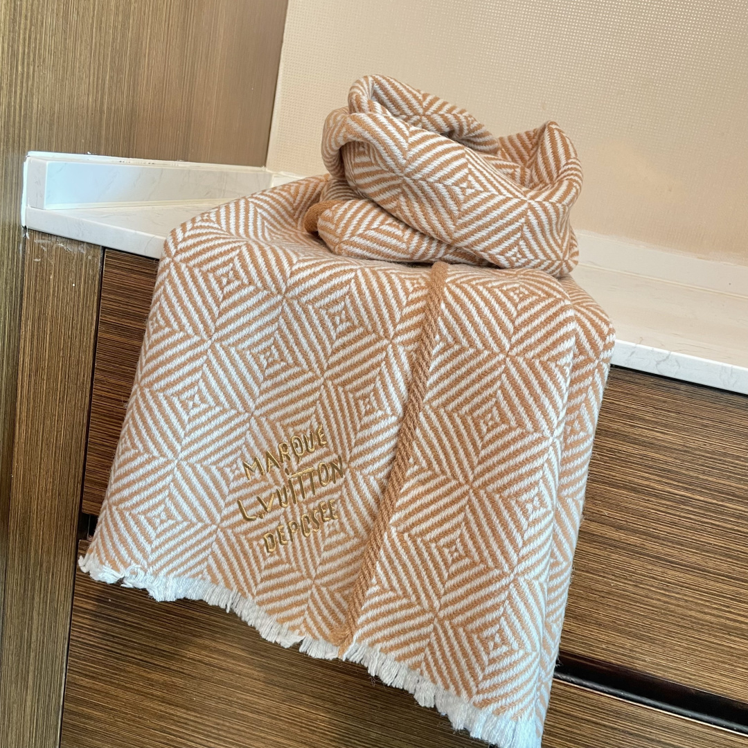 爆款上👍👍 LV独家牛货🐂 高端品质棋盘格编织工艺围巾‼️这种精品是市场上及其少见的，棋盘格元素针织毛线