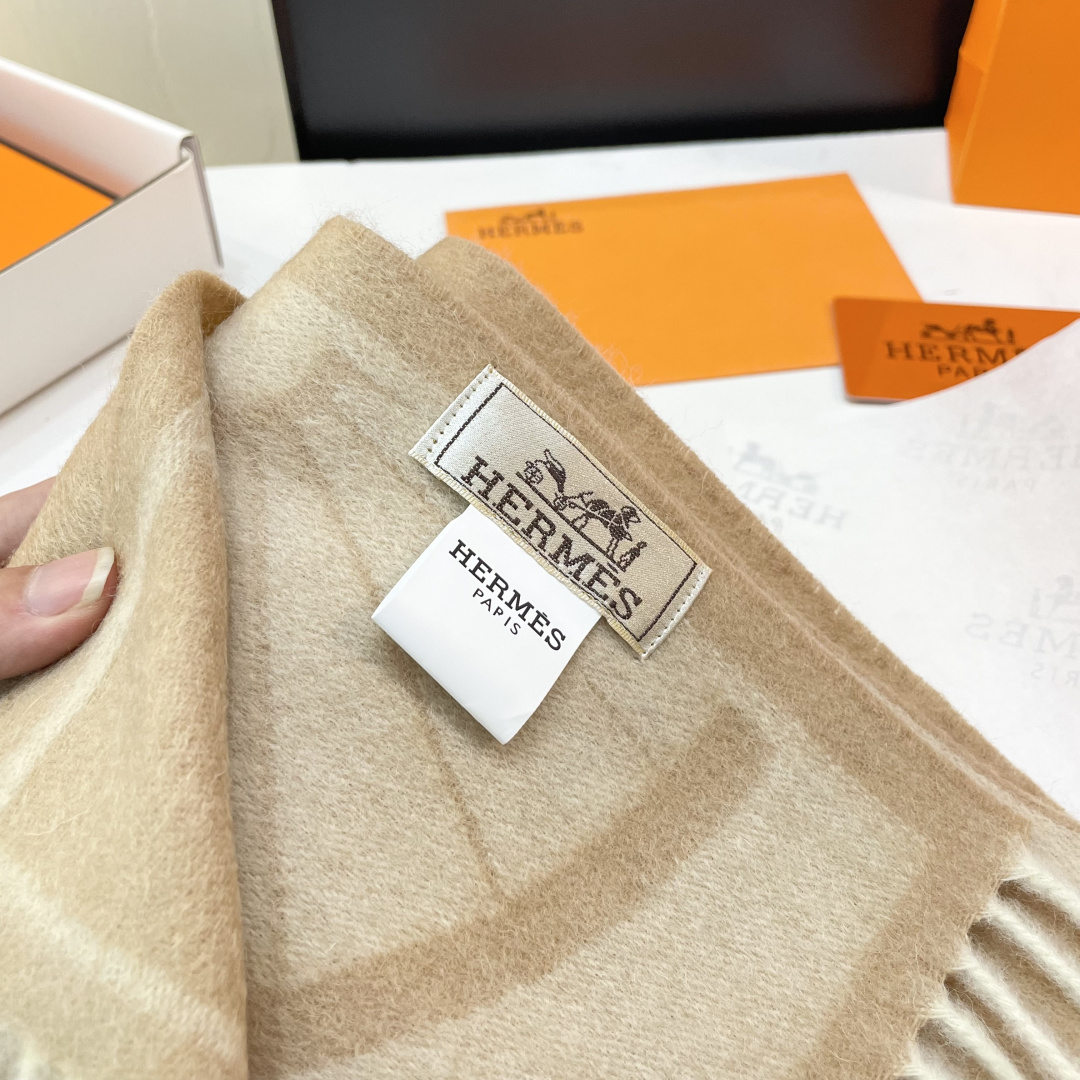 官网同款水波纹水羊绒 爱马仕❗👫同款围巾且买且珍惜羊绒款😍~都是出口订单所以比较难遇❤东西讲究少而精😍好