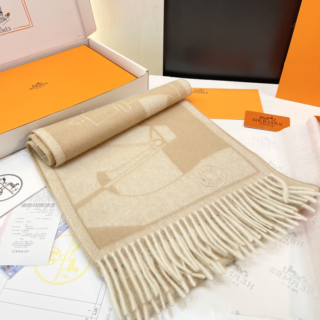 官网同款水波纹水羊绒 爱马仕❗👫同款围巾且买且珍惜羊绒款😍~都是出口订单所以比较难遇❤东西讲究少而精😍好