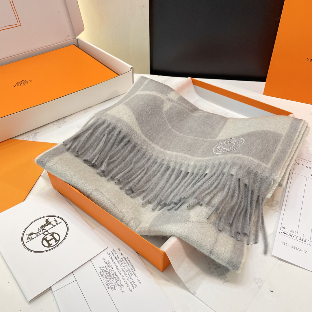 官网同款水波纹水羊绒 爱马仕❗👫同款围巾且买且珍惜羊绒款😍~都是出口订单所以比较难遇❤东西讲究少而精😍好