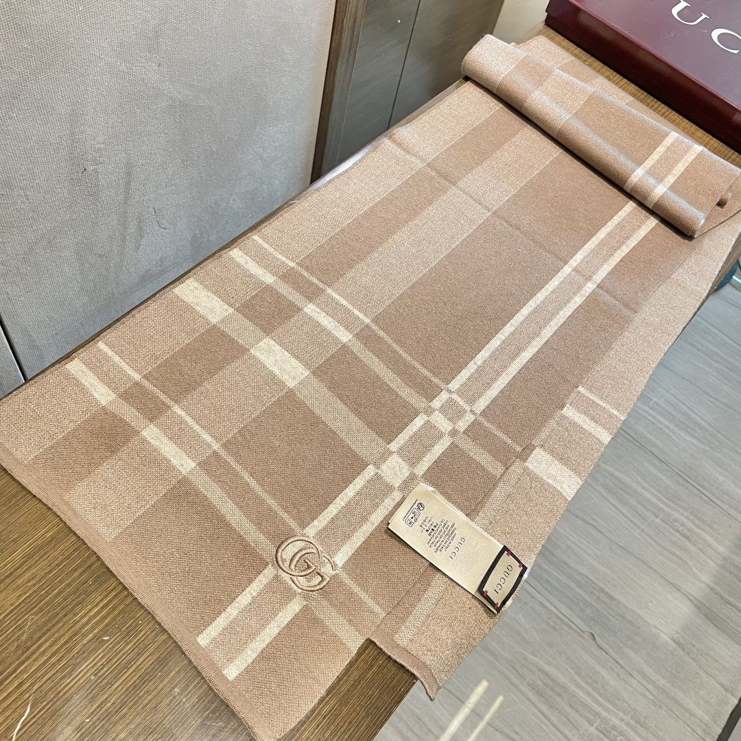 爆款到货古奇男女通用针织围巾👑柔和舒适的羊毛带来今季最温暖贴心呵护❤️最顶级的品质❤️羊绒线织出漂亮精致