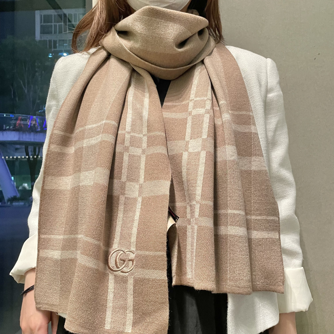 爆款到货古奇男女通用针织围巾👑柔和舒适的羊毛带来今季最温暖贴心呵护❤️最顶级的品质❤️羊绒线织出漂亮精致