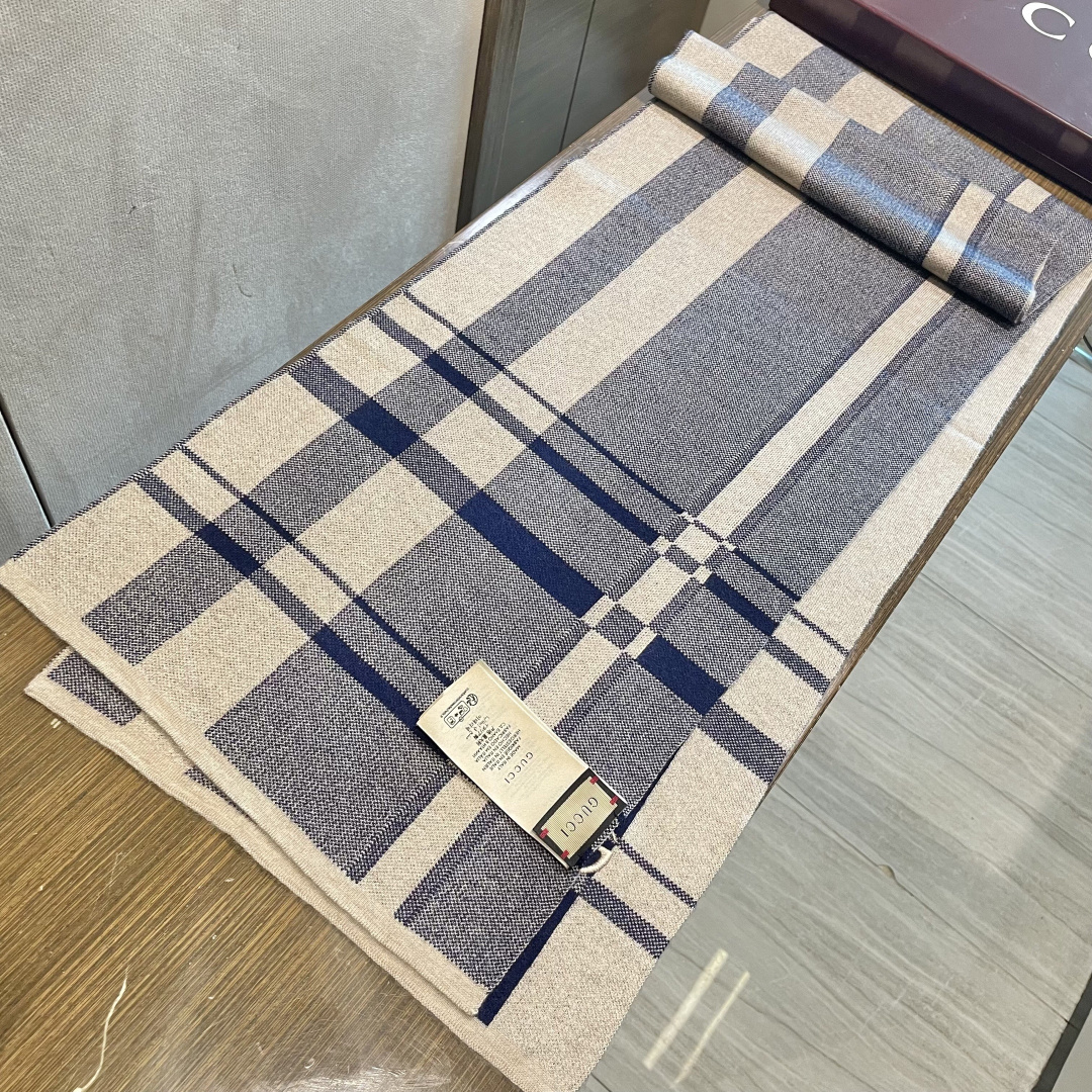 爆款到货古奇男女通用针织围巾👑柔和舒适的羊毛带来今季最温暖贴心呵护❤️最顶级的品质❤️羊绒线织出漂亮精致