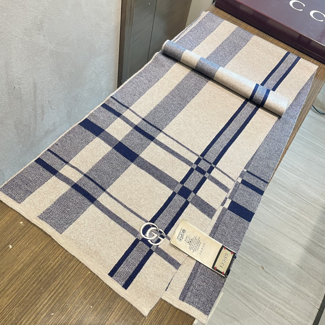 爆款到货古奇男女通用针织围巾👑柔和舒适的羊毛带来今季最温暖贴心呵护❤️最顶级的品质❤️羊绒线织出漂亮精致