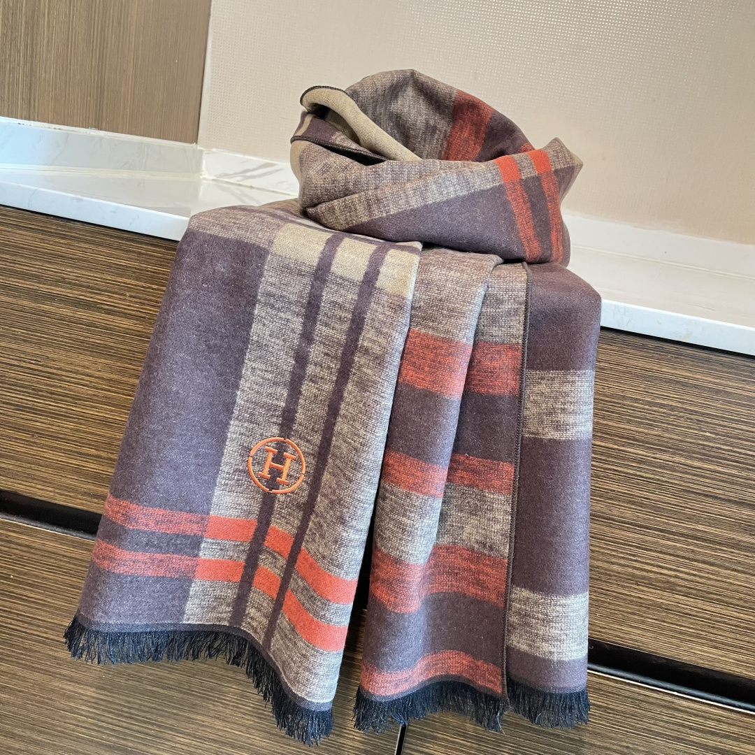 爱马仕围巾新款到货！海外原单，专柜原版，👏🎀️精美 今年超流行的款✨颜色随便百搭精神现👍💓🎀时尚级惊艳‼