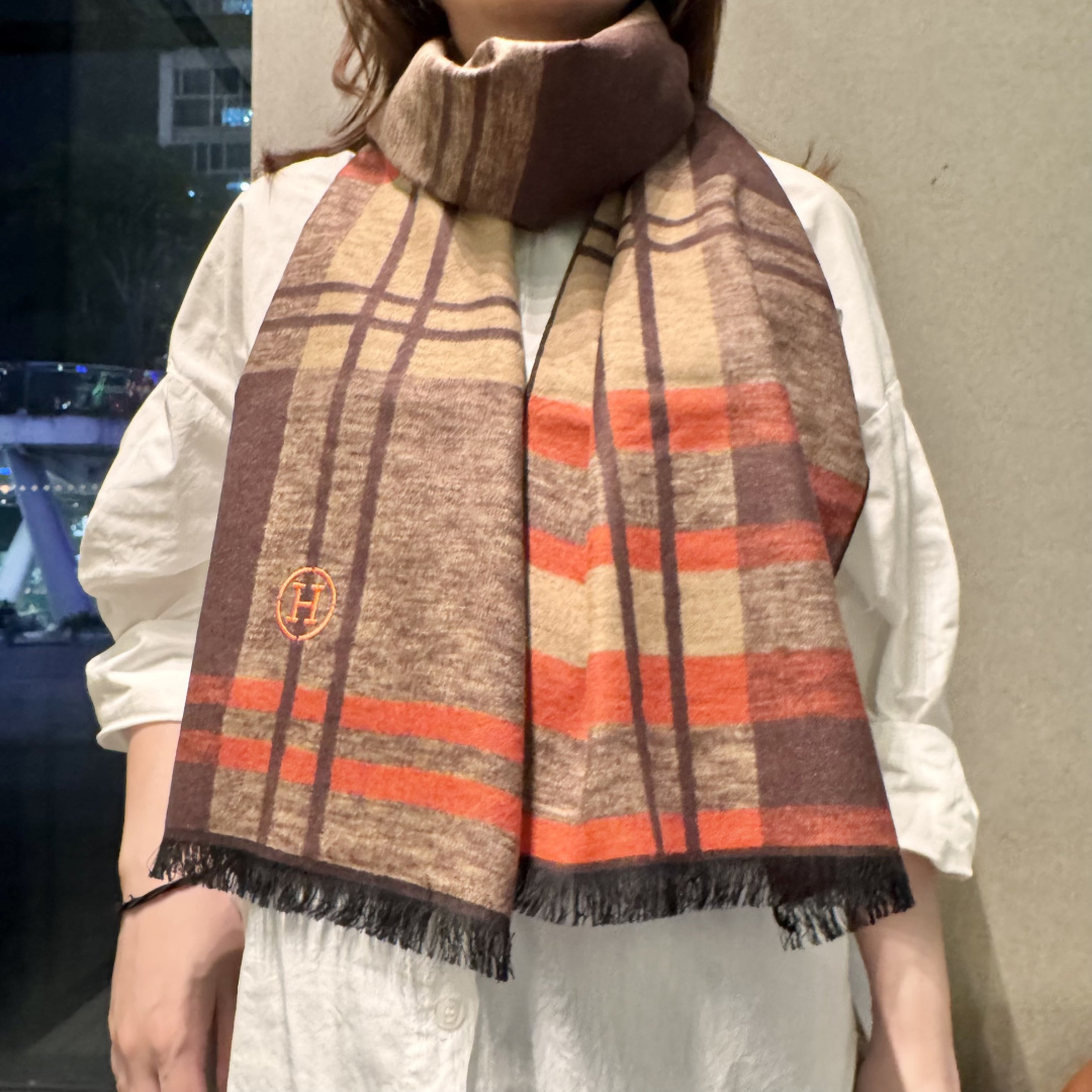 爱马仕围巾新款到货！海外原单，专柜原版，👏🎀️精美 今年超流行的款✨颜色随便百搭精神现👍💓🎀时尚级惊艳‼
