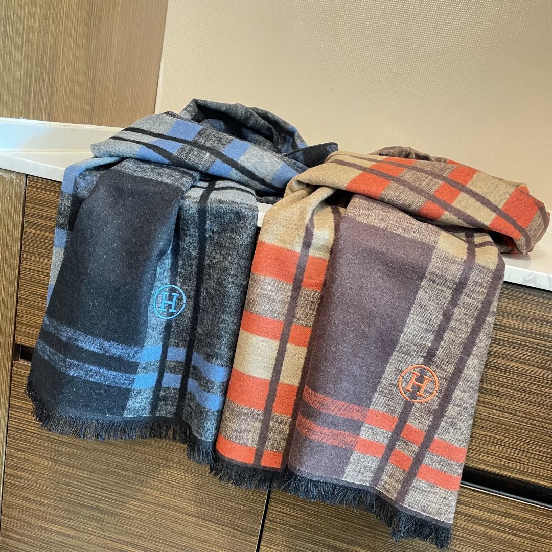 爱马仕围巾新款到货！海外原单，专柜原版，👏🎀️精美 今年超流行的款✨颜色随便百搭精神现👍💓🎀时尚级惊艳‼