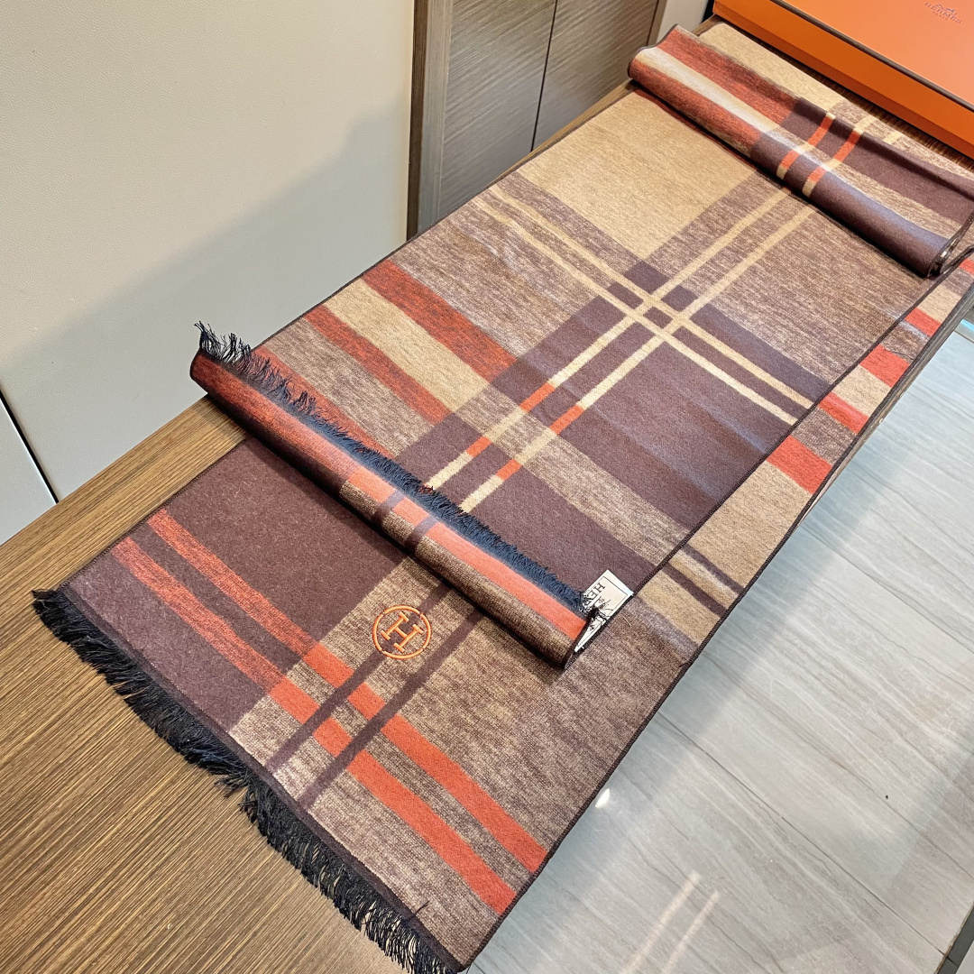 爱马仕围巾新款到货！海外原单，专柜原版，👏🎀️精美 今年超流行的款✨颜色随便百搭精神现👍💓🎀时尚级惊艳‼