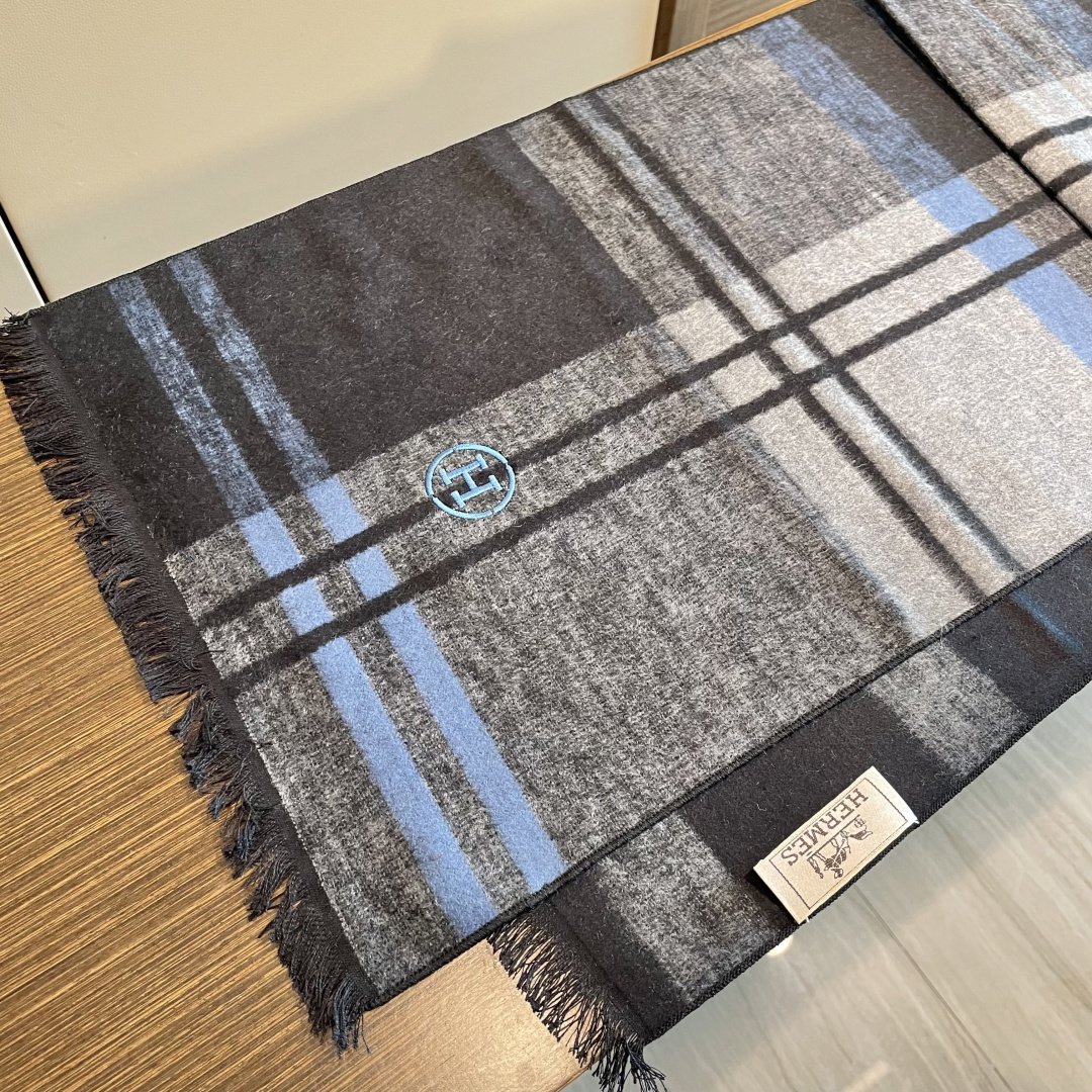 爱马仕围巾新款到货！海外原单，专柜原版，👏🎀️精美 今年超流行的款✨颜色随便百搭精神现👍💓🎀时尚级惊艳‼