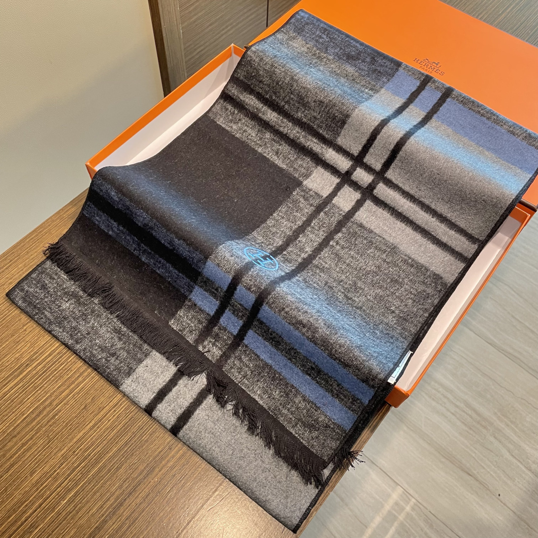 爱马仕围巾新款到货！海外原单，专柜原版，👏🎀️精美 今年超流行的款✨颜色随便百搭精神现👍💓🎀时尚级惊艳‼