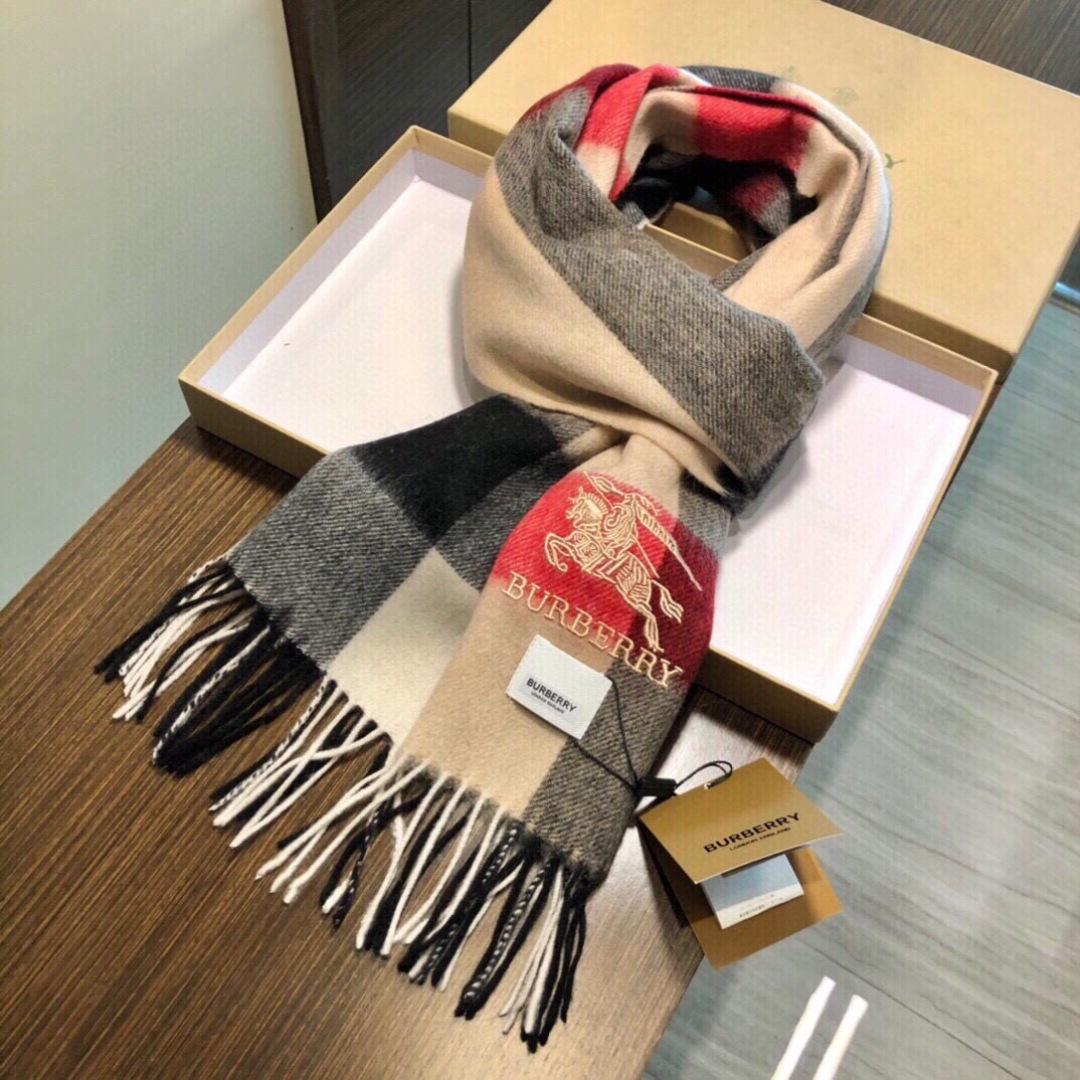 爆款大量现货 放心上图 巴宝利国际品牌时尚男士围巾上市。。✨霸气休闲为一体[鼓掌][鼓掌]顶级羊绒+精细