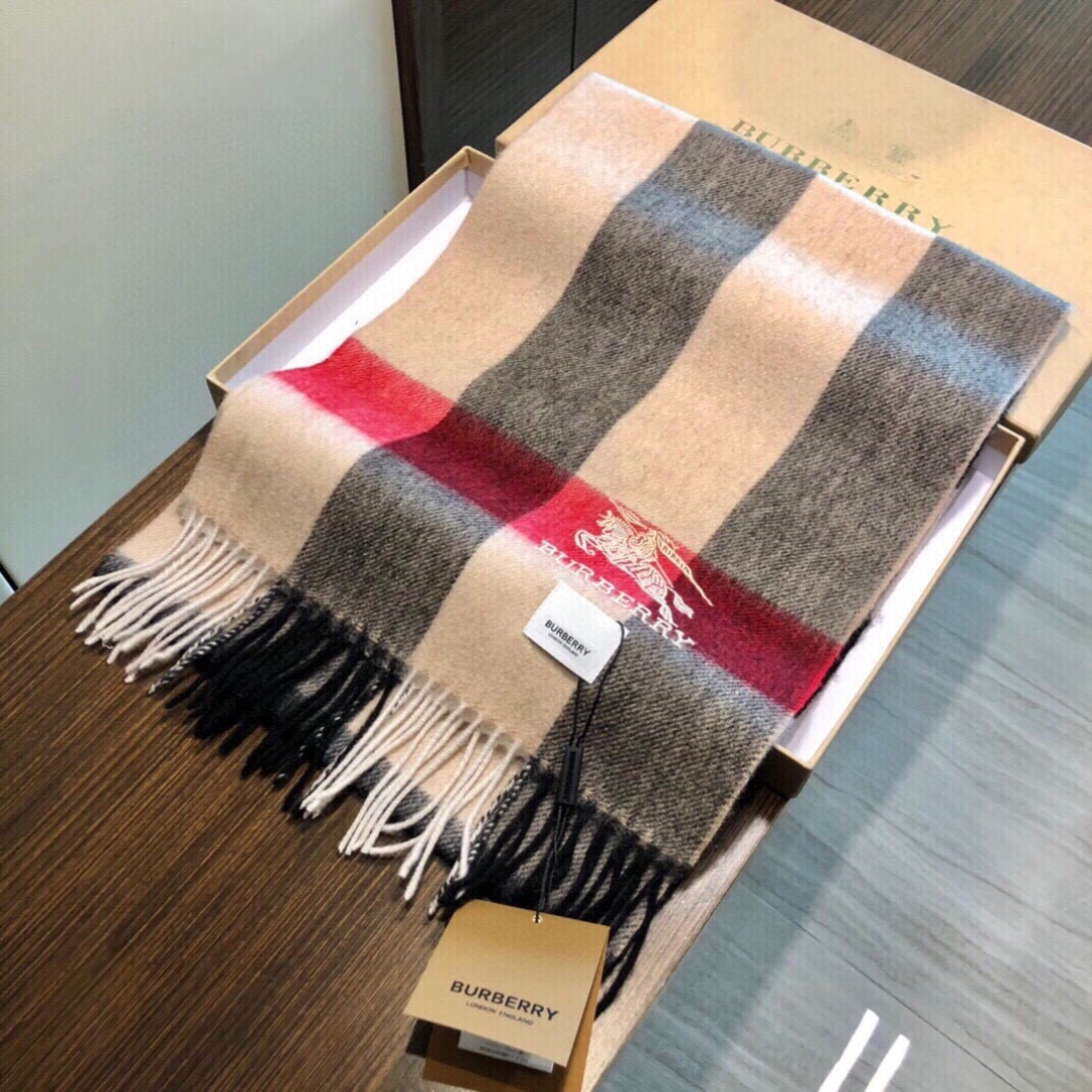 爆款大量现货 放心上图 巴宝利国际品牌时尚男士围巾上市。。✨霸气休闲为一体[鼓掌][鼓掌]顶级羊绒+精细