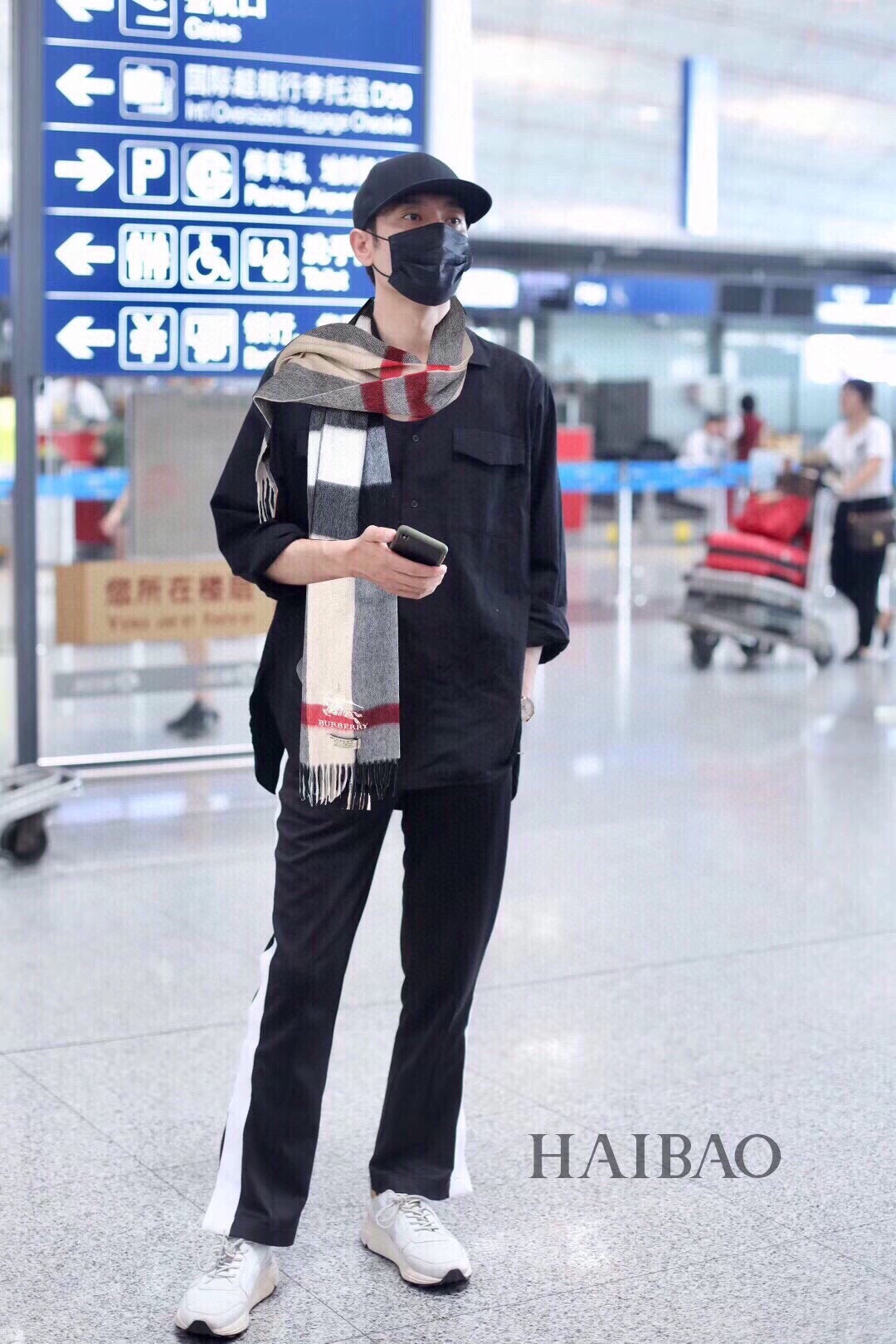 爆款大量现货 放心上图 巴宝利国际品牌时尚男士围巾上市。。✨霸气休闲为一体[鼓掌][鼓掌]顶级羊绒+精细