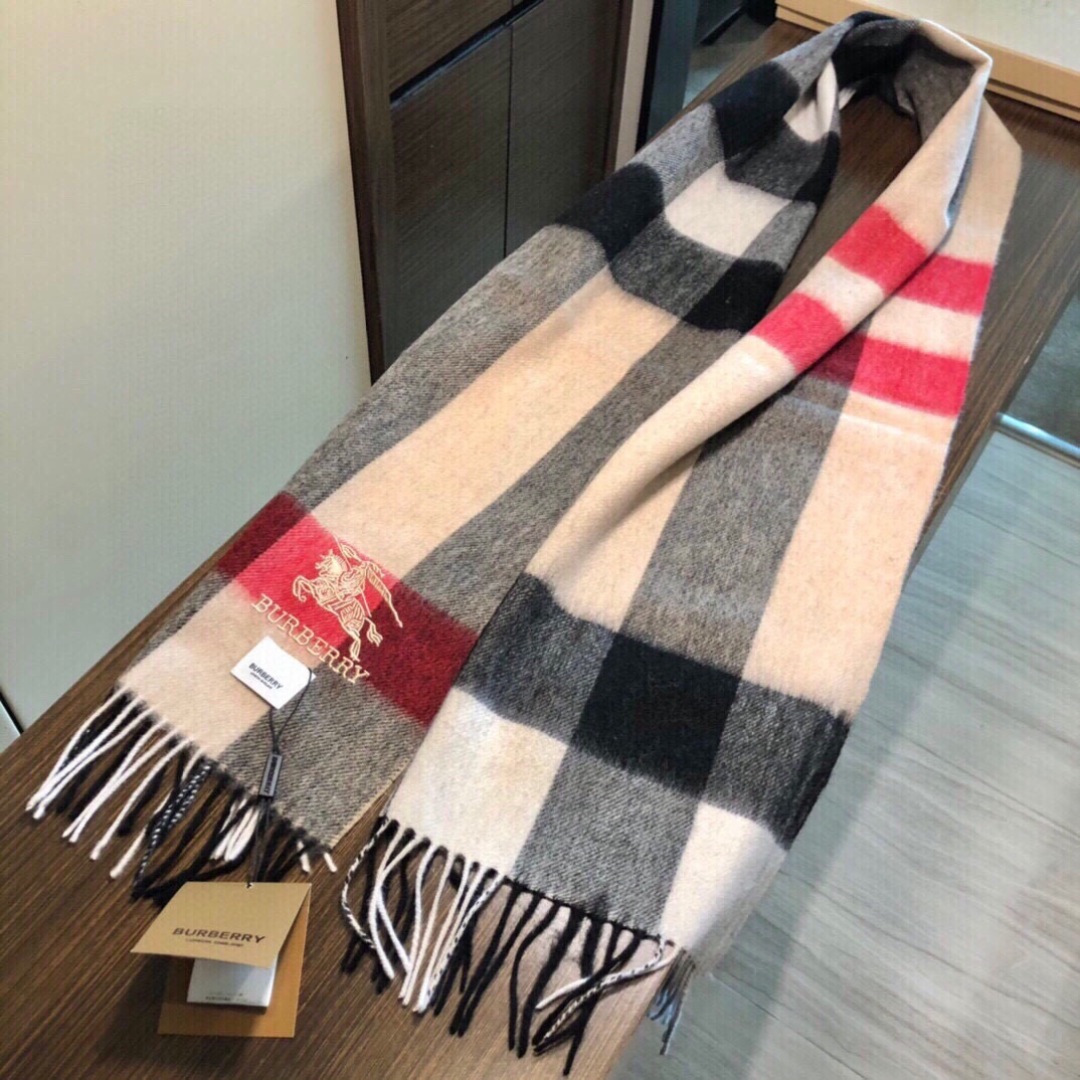 爆款大量现货 放心上图 巴宝利国际品牌时尚男士围巾上市。。✨霸气休闲为一体[鼓掌][鼓掌]顶级羊绒+精细