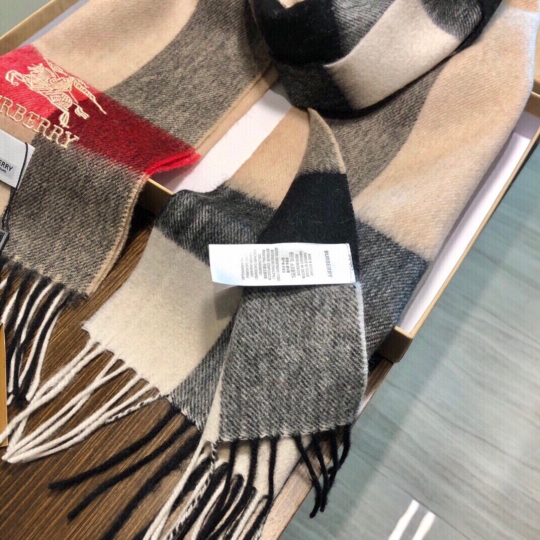 爆款大量现货 放心上图 巴宝利国际品牌时尚男士围巾上市。。✨霸气休闲为一体[鼓掌][鼓掌]顶级羊绒+精细