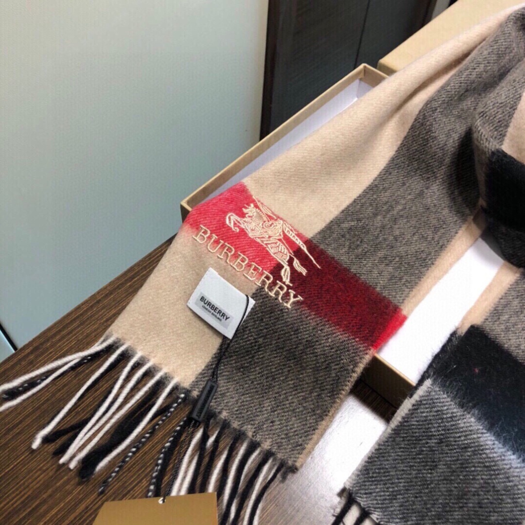 爆款大量现货 放心上图 巴宝利国际品牌时尚男士围巾上市。。✨霸气休闲为一体[鼓掌][鼓掌]顶级羊绒+精细