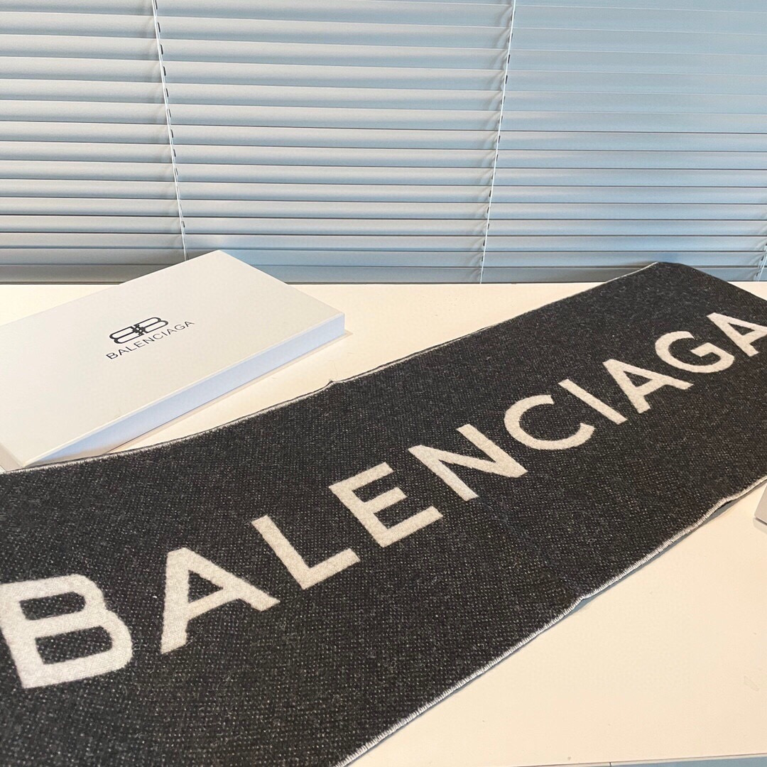 💟【灰黑双面色】。专柜在售的【巴黎世家经典字母双面羊绒围巾】。‼️巴黎世家潮流时尚界的领军大牌牌，受很多