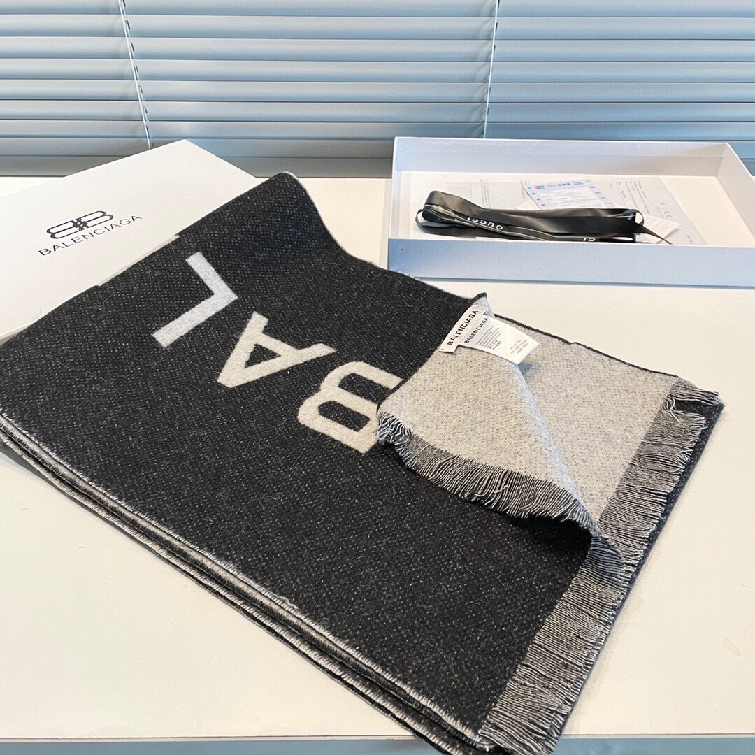 💟【灰黑双面色】。专柜在售的【巴黎世家经典字母双面羊绒围巾】。‼️巴黎世家潮流时尚界的领军大牌牌，受很多