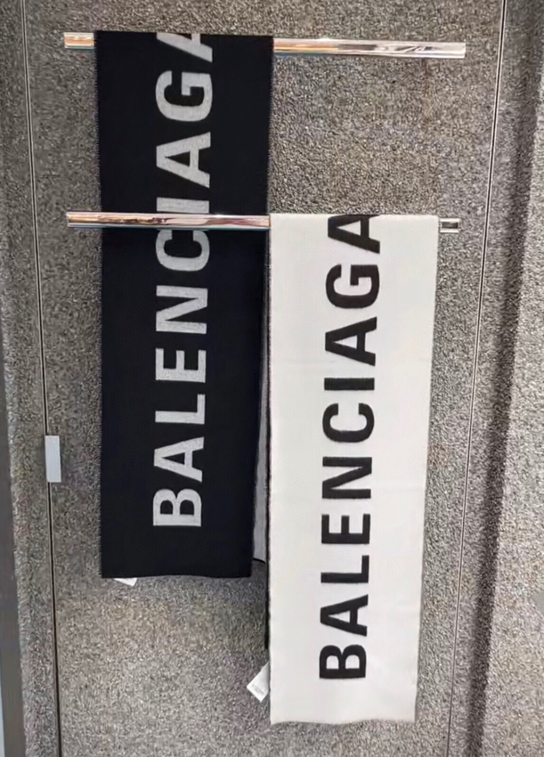 💟【灰黑双面色】。专柜在售的【巴黎世家经典字母双面羊绒围巾】。‼️巴黎世家潮流时尚界的领军大牌牌，受很多