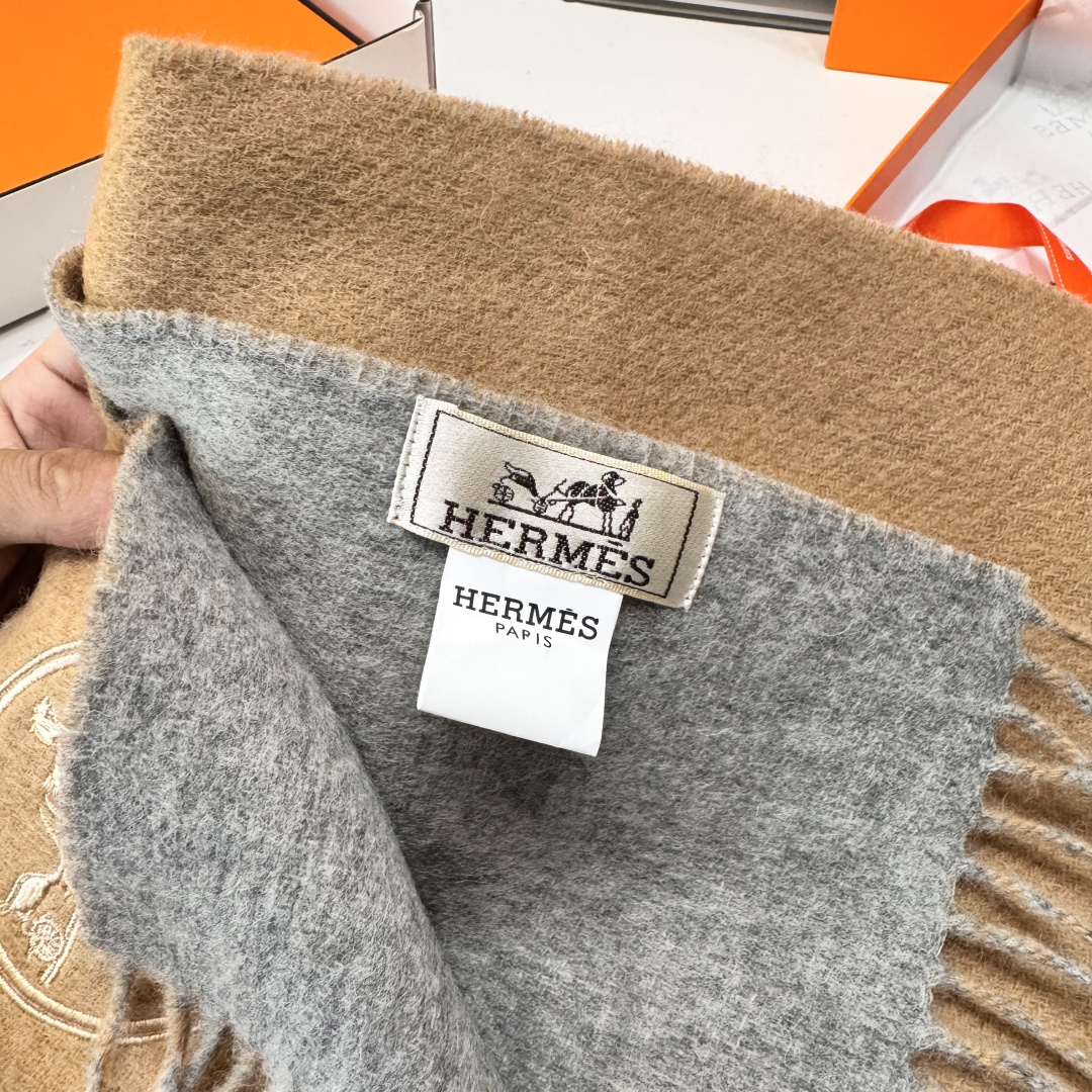✨✨爱马仕双面围巾❗好看的要疯掉了，太有型太有魅力了❗❗非常斯文时尚的秋冬单品！真的很喜欢，非常Clas