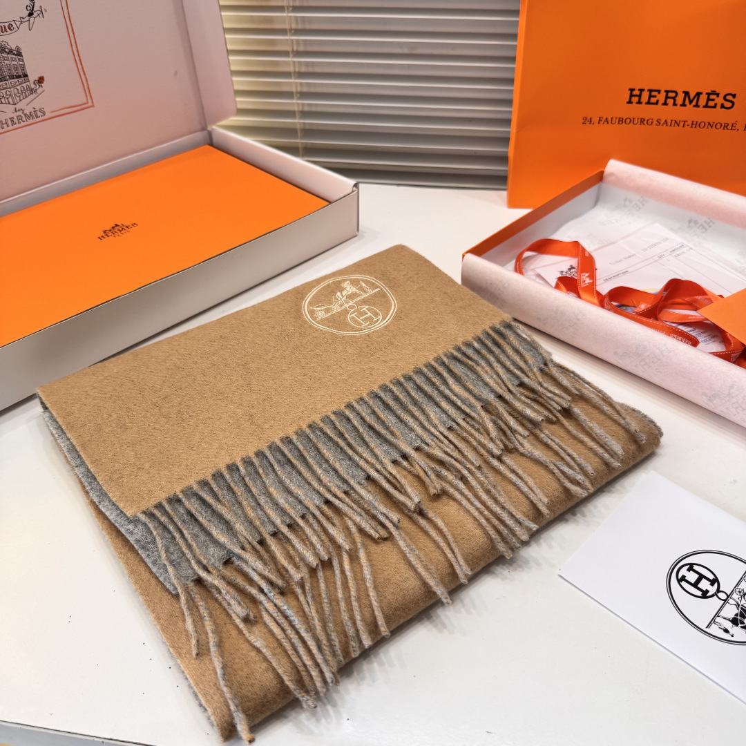 ✨✨爱马仕双面围巾❗好看的要疯掉了，太有型太有魅力了❗❗非常斯文时尚的秋冬单品！真的很喜欢，非常Clas