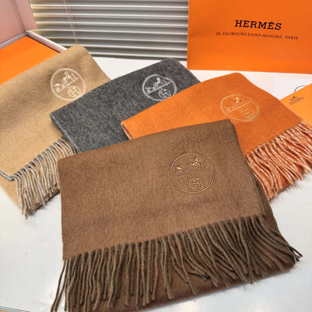 ✨✨爱马仕双面围巾❗好看的要疯掉了，太有型太有魅力了❗❗非常斯文时尚的秋冬单品！真的很喜欢，非常Clas