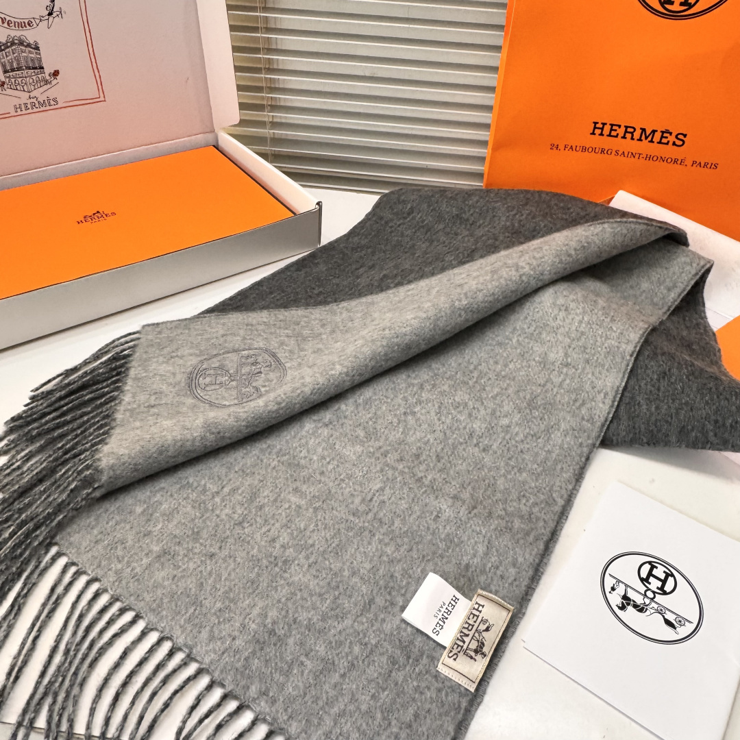 ✨✨爱马仕双面围巾❗好看的要疯掉了，太有型太有魅力了❗❗非常斯文时尚的秋冬单品！真的很喜欢，非常Clas