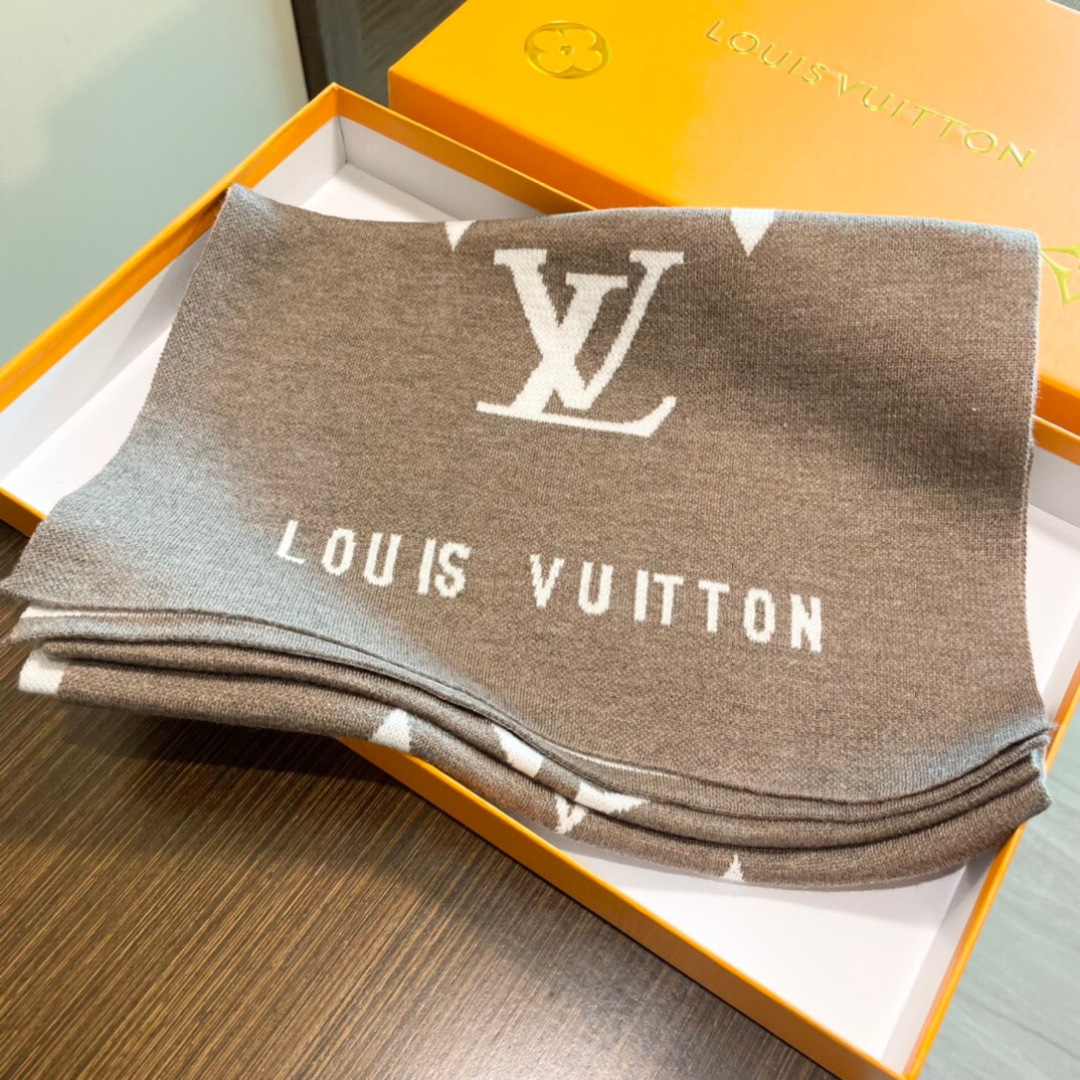 我们的男款围巾且买且珍惜~~男款真的很少，一年也就出几款，都是出口订单所以比较难遇。男人的东西讲究少而精