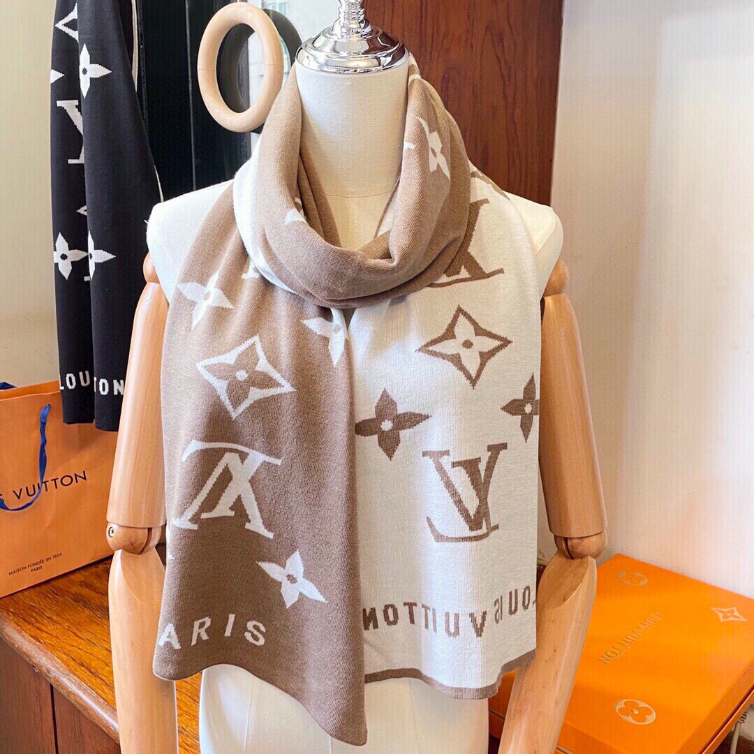 我们的男款围巾且买且珍惜~~男款真的很少，一年也就出几款，都是出口订单所以比较难遇。男人的东西讲究少而精