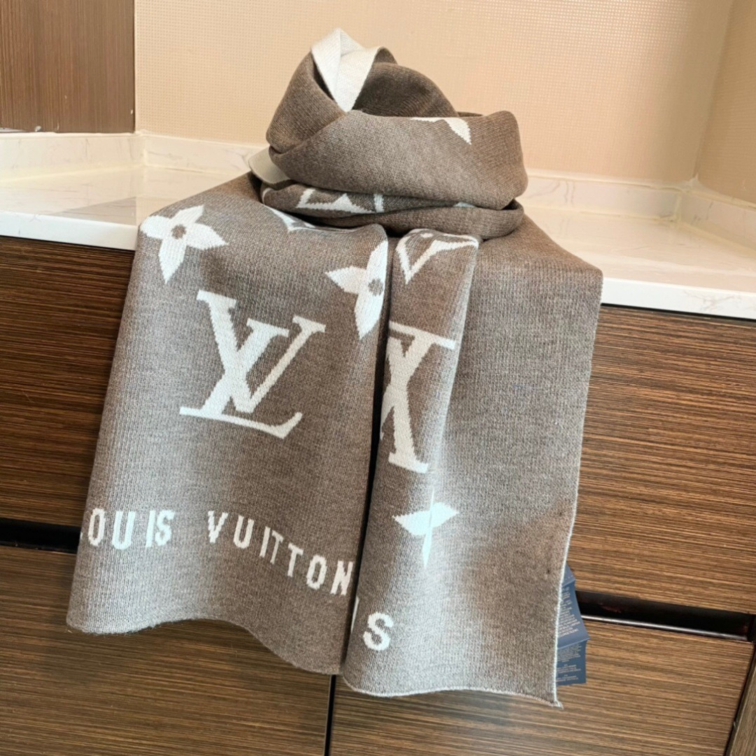 我们的男款围巾且买且珍惜~~男款真的很少，一年也就出几款，都是出口订单所以比较难遇。男人的东西讲究少而精