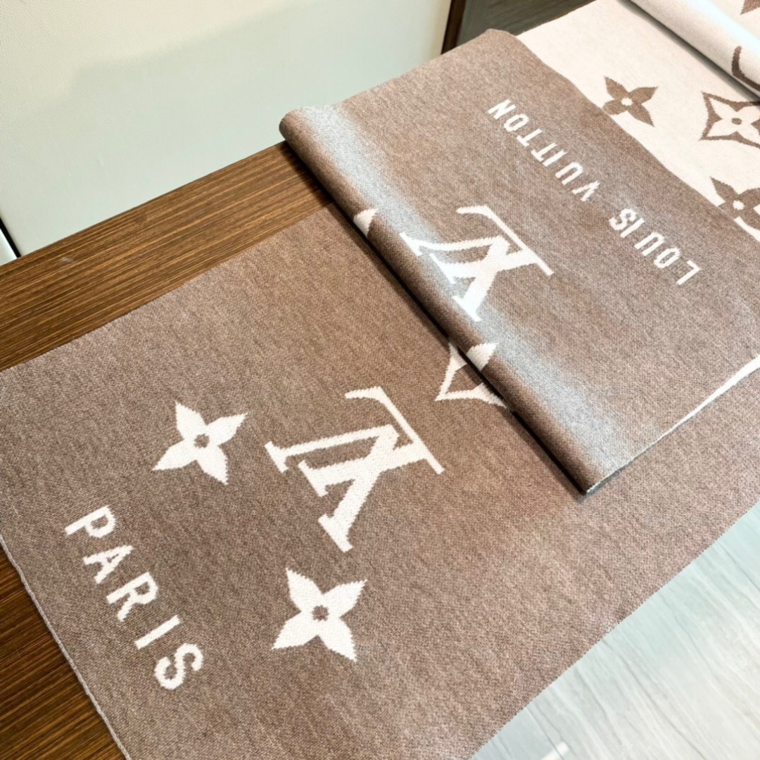 我们的男款围巾且买且珍惜~~男款真的很少，一年也就出几款，都是出口订单所以比较难遇。男人的东西讲究少而精