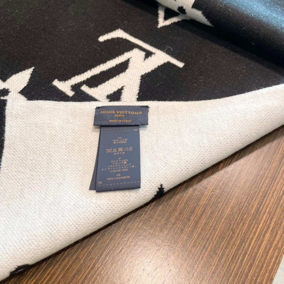 我们的男款围巾且买且珍惜~~男款真的很少，一年也就出几款，都是出口订单所以比较难遇。男人的东西讲究少而精