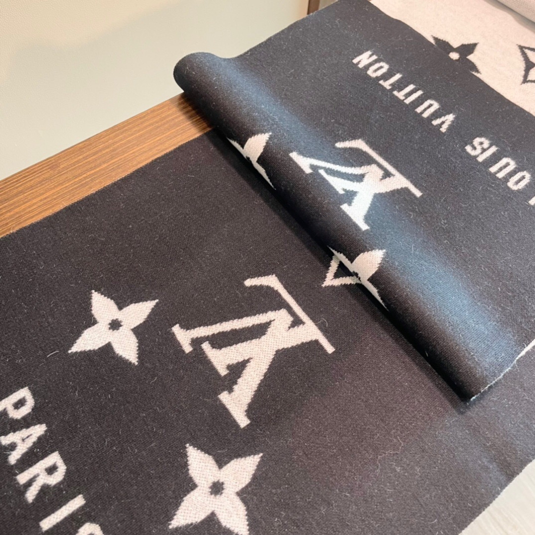 我们的男款围巾且买且珍惜~~男款真的很少，一年也就出几款，都是出口订单所以比较难遇。男人的东西讲究少而精