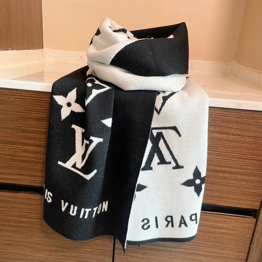 我们的男款围巾且买且珍惜~~男款真的很少，一年也就出几款，都是出口订单所以比较难遇。男人的东西讲究少而精